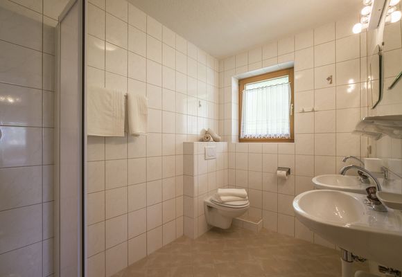 Badezimmer mit Dusche, WC und Waschbecken inklusive Fenster